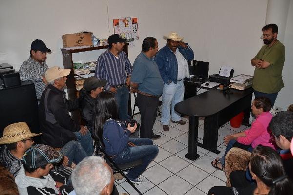 Representantes de   un grupo de pobladores de San Rafael Las Flores, Santa Rosa,  esperan a ser atendidos en el despacho del alcalde.