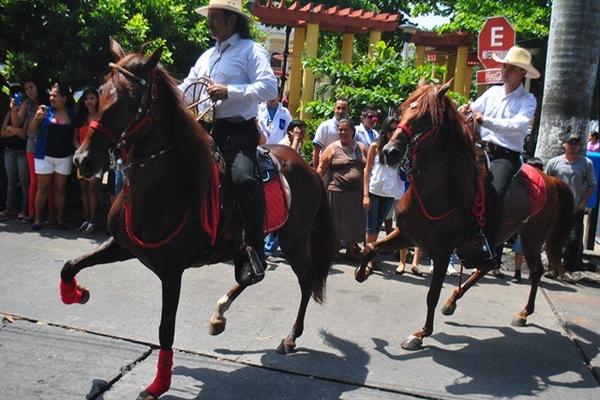 Jinetes muestran las habilidades de sus caballos en el desfile hípico efectuado en Retalhuleu. (Foto Prensa Libre: Jorge Tizol) <br _mce_bogus="1"/>