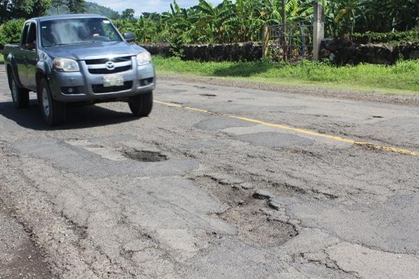 Picop circula por el kilómetro 131 de la ruta Interamericana, en El Progreso, Jutiapa, donde la carretera tiene varios baches. (Foto Prensa Libre: Óscar González) <br _mce_bogus="1"/>