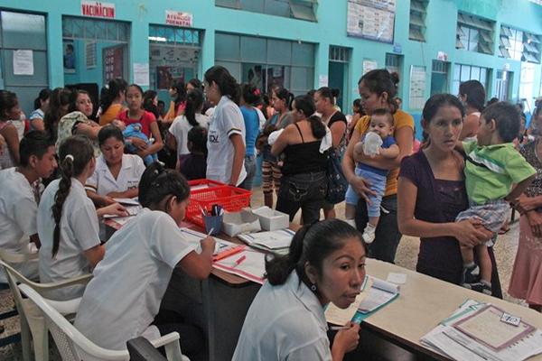 En el Centro de Salud de Coatepeque son atendidas unas 150 personas diarias. (Foto Prensa Libre: Alexander Coyoy).