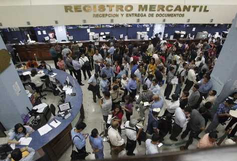 El Registro Mercantil se encontraba ayer saturado por quienes buscaban efectuar el cambio de sociedades cuanto antes. (Foto Prensa Libre: Hemeroteca PL)