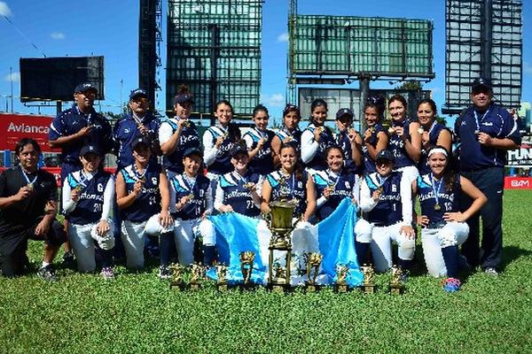 La selección de Guatemala posa con la copa. (Foto Prensa Libre: Rodrigo Navarro)