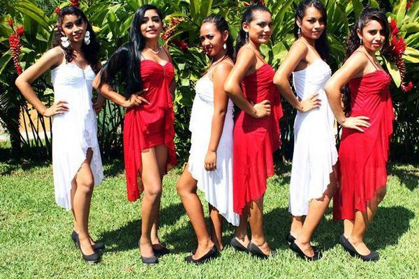 Las seis candidatas al título de Reina de la Feria del Centro Dos, parcelamiento La Máquina, San Andrés Villa Seca, durante su presentación en San Felipe, Retalhuleu. (Foto Prensa Libre: Rolando Miranda)