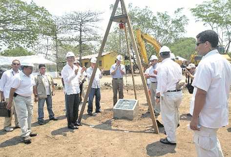 Los trabajos de construcción e instalación de la planta de generación a base de carbón de Jaguar Energy, fueron inaugurados en mayo del 2010 por el ex presidente Alvaro Colom. (Foto Prensa Libre: ERICK AVILA)