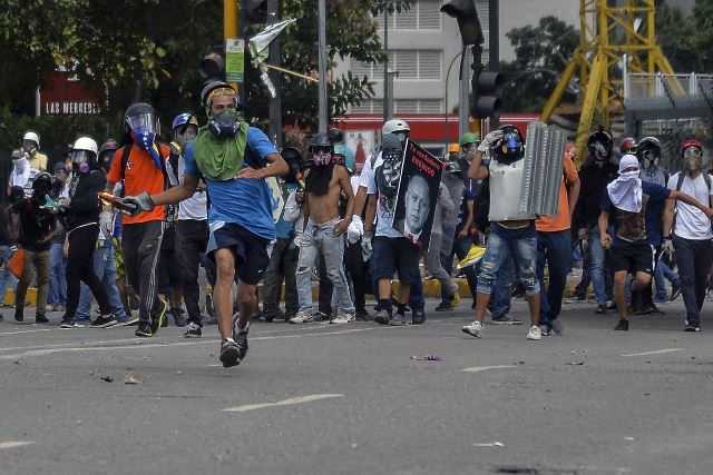 Las protestas en Venezuela llevan 71 días. La oposición no está de acuerdo con la Asamblea Nacional Constituyente convocada por Nicolás Maduro. (Foto Prensa Libre: AFP)