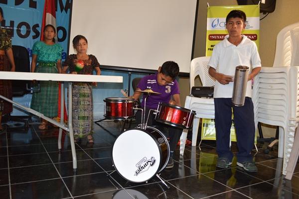 Un grupo de niños beneficiados con el programa de combate al trabajo infantil, ejecutan instrumentos musicales en la Gobernación Departamental de Totonicapán. (Foto Prensa Libre: Édgar Domínguez)<br _mce_bogus="1"/>