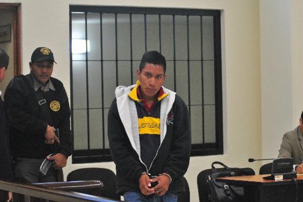 Emanuel de Jesús Méndez Delgado escucha la sentencia de un  tribunal de Quetzaltenango.