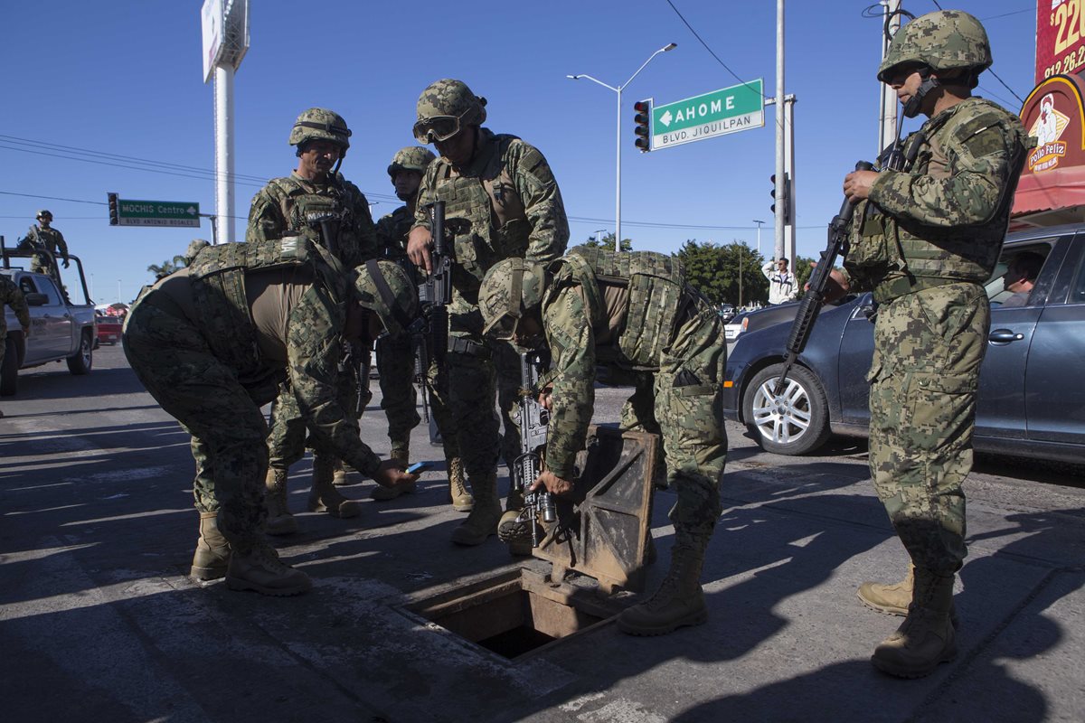 Soldados mexicanos resguardan el sistema de drenaje en Los Mochis, por donde escapó "el Chapo" momentáneamente. (AP)