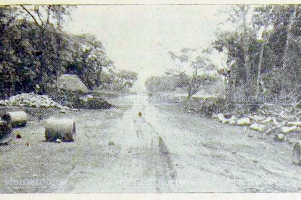 Construcción del tramo carretero que uniría Palín con Escuintla en 1956. (Foto: Hemeroteca PL)