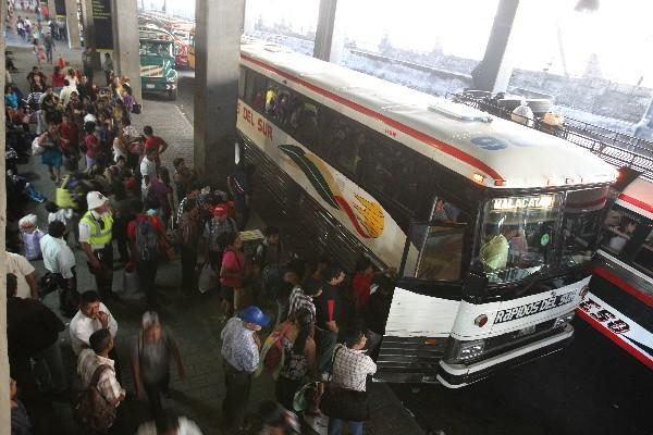 Los viajeros, con rumbo a distintos destinos de la costa sur del país,  buscan transporte en  la Central  de Mayoreo, zona 12.