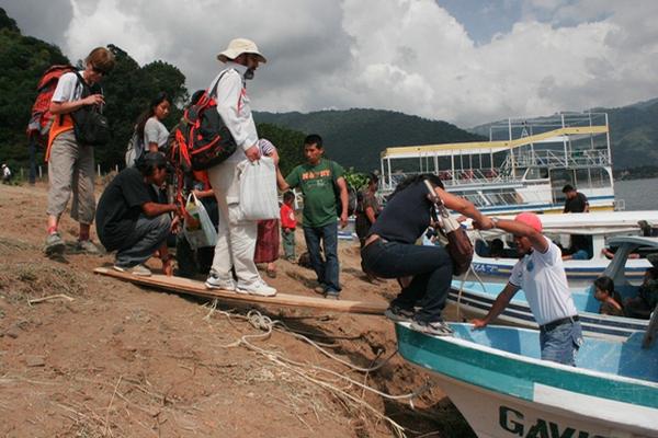 Decenas de personas embarcan en la finca El Jaibal, para realizar el viaje a Panajachel. (Foto Prensa Libre: Ángel Julajuj)<br _mce_bogus="1"/>