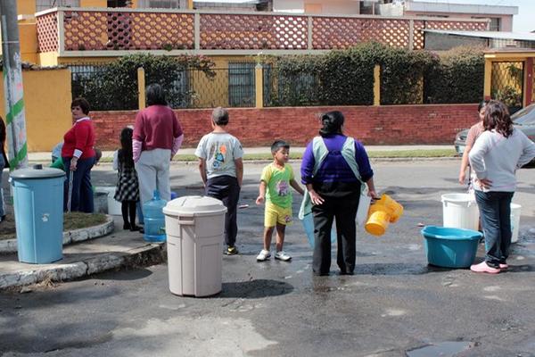 Este miércoles último, los camiones cisterna de la comuna no llegaron a proveer de agua a vecinos afectados. (Foto Prensa Libre: Carlos Ventura)<br _mce_bogus="1"/>