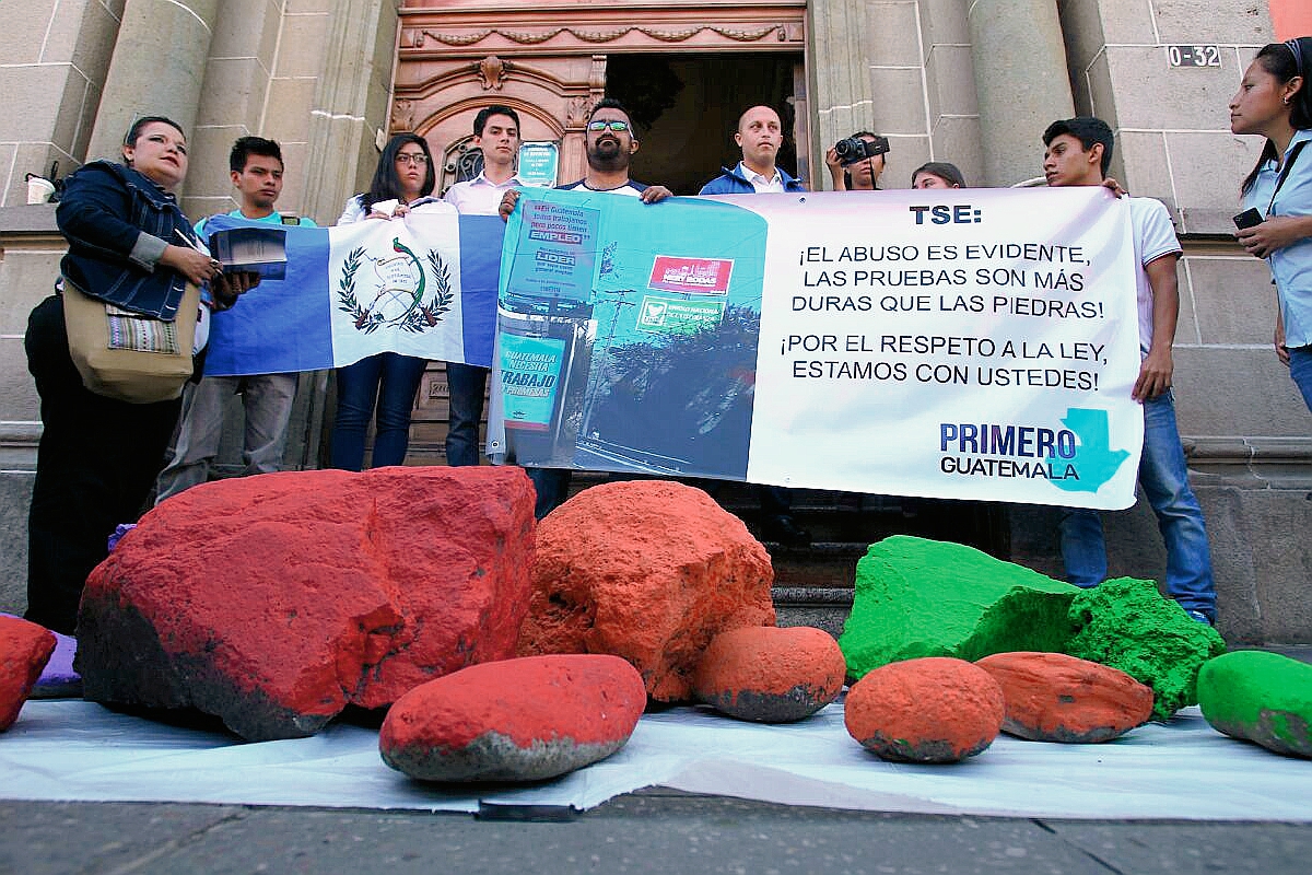 Integrantes del movimiento Jóvenes por Guatemala pidieron al TSE sancionar la campaña anticipada. (Foto Prensa Libre: Paulo Raquec)