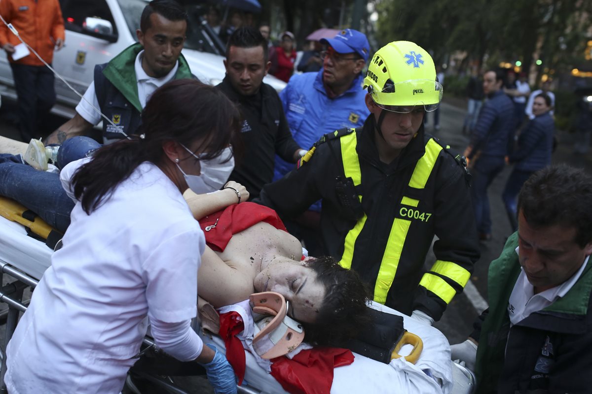 Una mujer herida es evacuada del centro comercial donde ocurrió la explosión en Bogotá. (Foto Prensa Libre: AP)