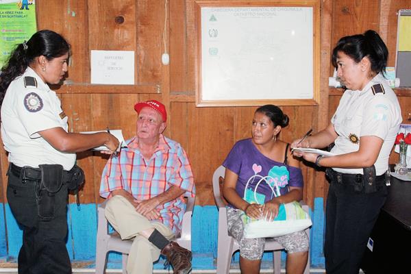 Max Cordón de 73 años junto a la madre de la niña abusada (Foto Prensa Libre: Hemeroteca PL)