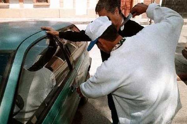 Los detenidos habrían robado más de 100 vehículos. (Foto Prensa Libre: Archivo)