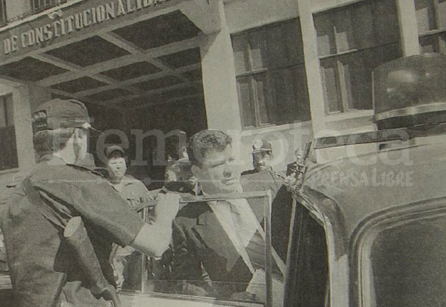 Alfredo Moreno Molina al salir de la Corte de Constitucionalidad en 1997. (Foto: Hemeroteca PL)