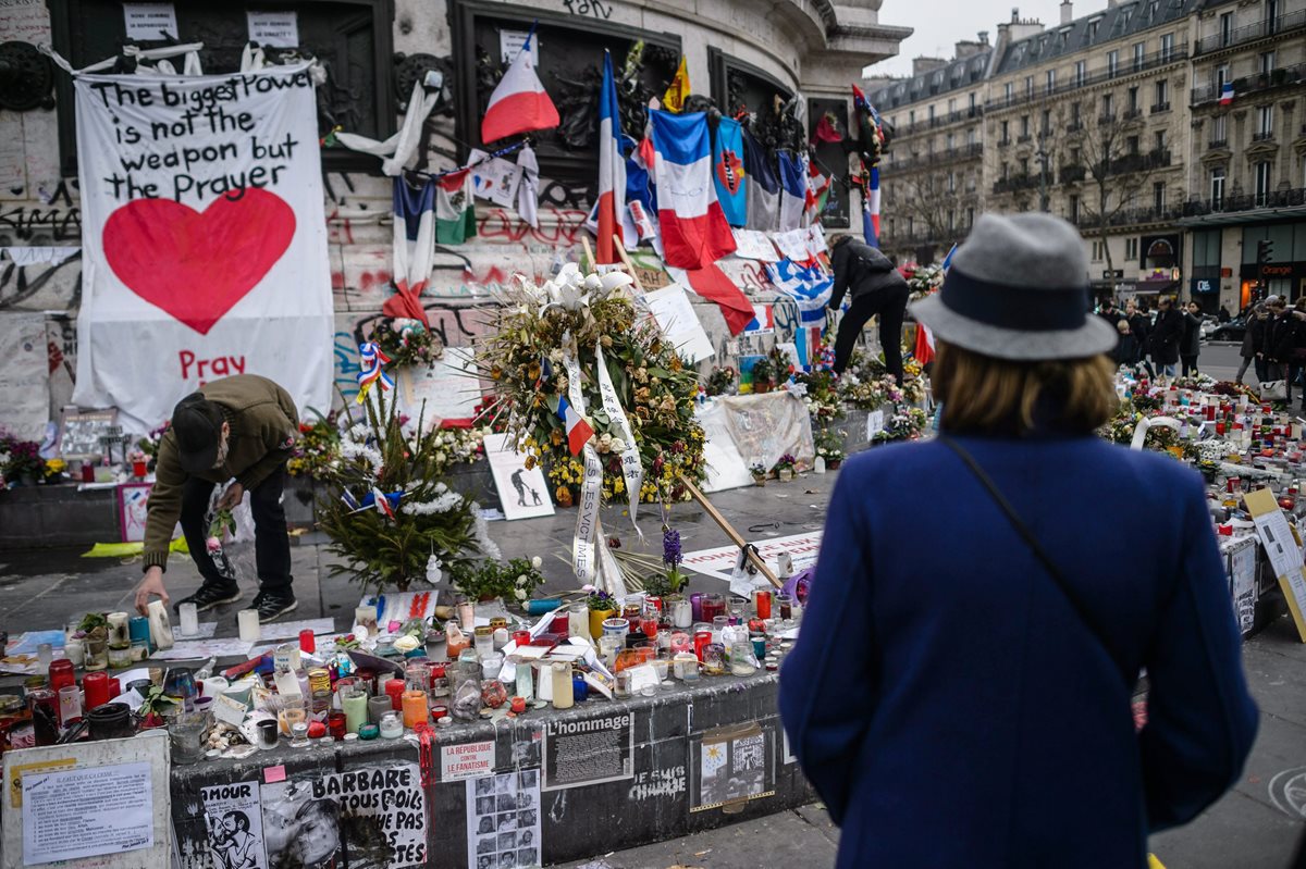 Francia Recuerda Los Atentados De París Ocurridos Hace Un Mes – Prensa ...