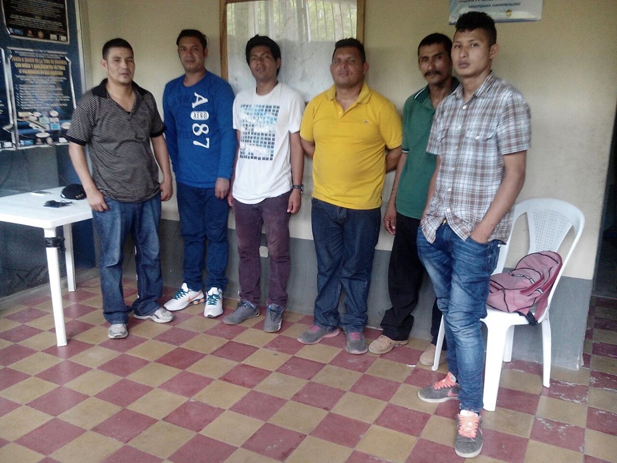 Seis hombres de nacionalidad salvadoreña fueron detenidos y enviados a su país cuando pretendían ingresar ignorando los controles migratorios. (Foto Prensa Libre: Cortesía PNC)