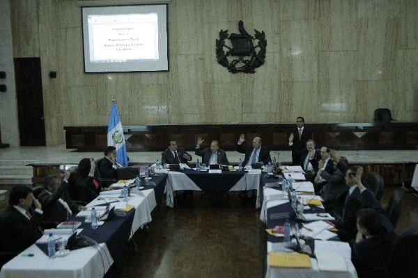 La comisión de postulación descartó a 13 candidatos, quienes deberan presentar pruebas de descargo la semana próxima (Foto Prensa Libre: A. Interiano)