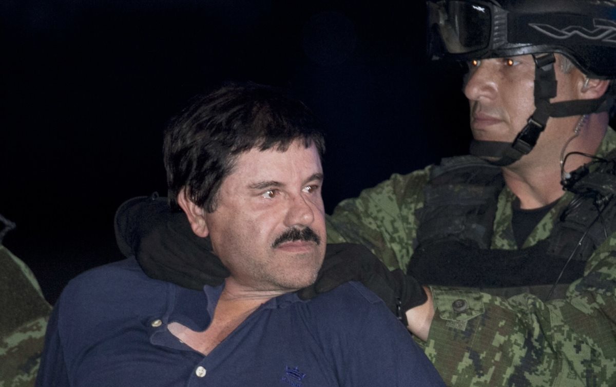 Joaquín "Chapo" Guzmán durante su traslado al penal de máxima seguridad del Altiplano. (Foto Prensa Libre: AP)