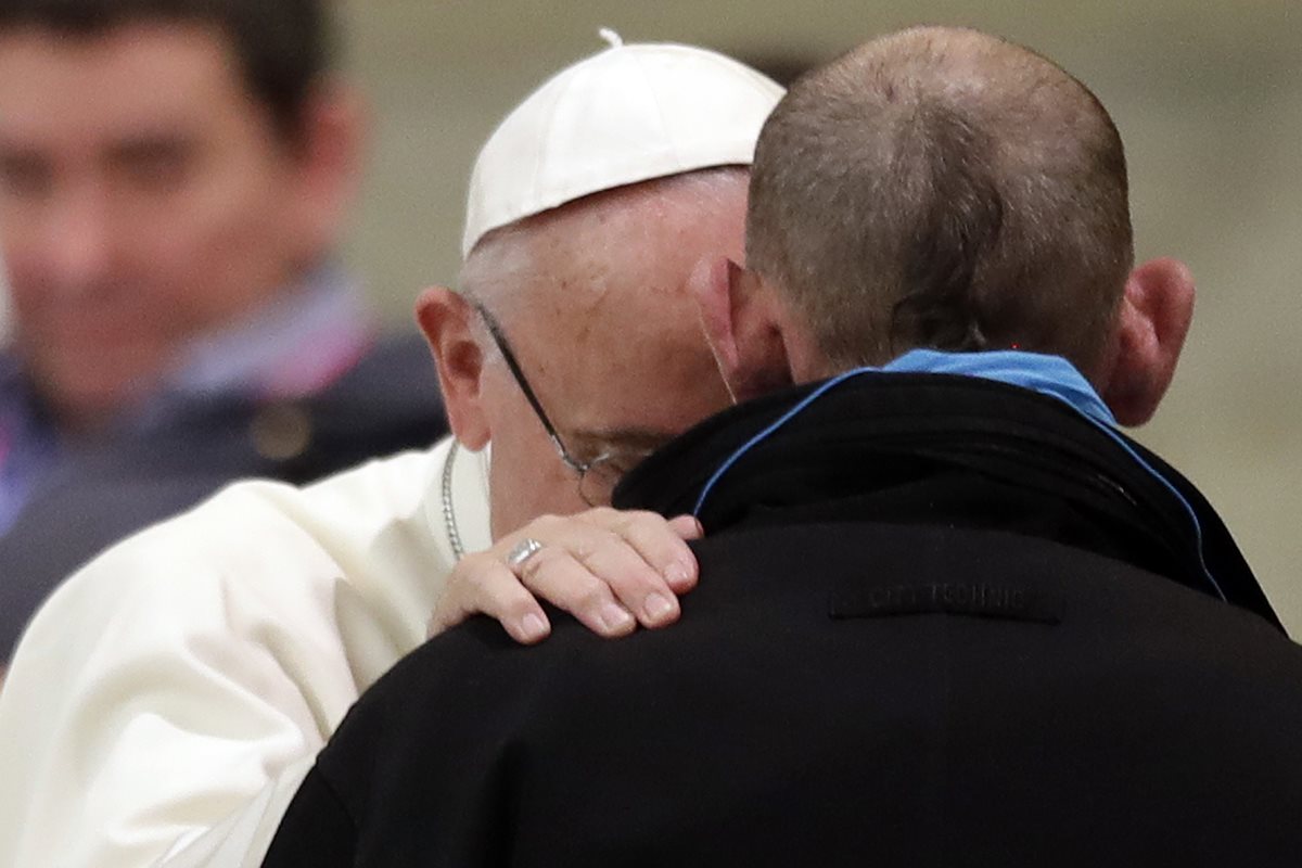 El papa Francisco consuela a un hombre sin hogar durante una reunión en Roma. (Foto Prensa Libre: AP).