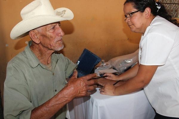 Adulto mayor recibe atención en jornada médica efectuada en Casillas. (Foto Prensa Libre: Oswaldo Cardona)  <br _mce_bogus="1"/>