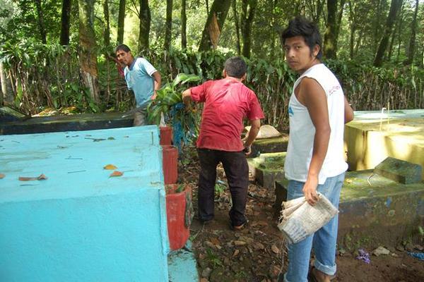 Un grupo de vecinos elimina criaderos de zancudo en el cementerio del caserío Santa Inés, Coatepeque. (Foto Prensa Libre: Alexánder Coyoy)<br _mce_bogus="1"/>