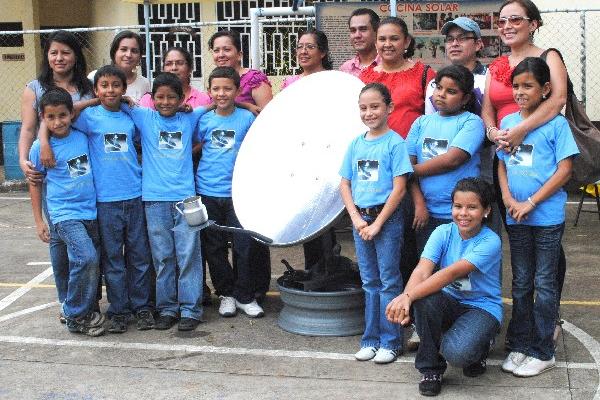 Integrantes del grupo que presentó el proyecto de cocina solar, junto a sus padres y maestros. (Foto Prensa Libre: Édgar Girón)