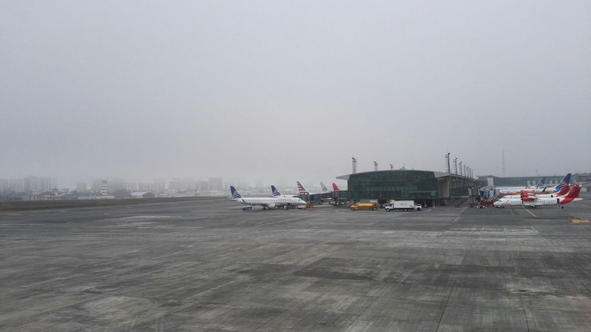 Varios vuelos se han retrasado por el cierre del aeropuerto La Aurora, a consecuencia de la escasa visiblidad por la niebla. (Foto Prensa Libre: Byron Vásquez)