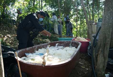 La Policía Antinarcóticos  localiza tinas con precursores químicos para elaborar droga sintética —éxtasis y cristal—, en el caserío Buena Vista Las Flores, Catarina, San Marcos.