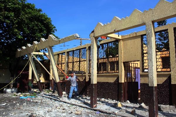 Unos 25 albañiles trabajan para demoler un módulo de la escuela Rafael Álvarez Ovalle, en San Gabriel, Suchitepéquez.