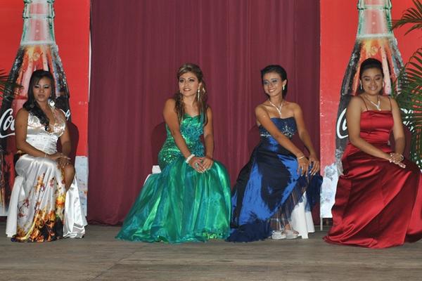 Nancy Juárez González, de vestido verde, Musa de los Juegos Florales, y Sindy Cristina Cruz Reyes, de azul, Señorita Casa de la Cultura, junto a las otras dos candidatas. (Foto Prensa Libre: Jorge Tizol)