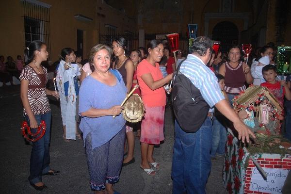 Vecinos de la colonia La Oportunidad, zona 5 de Escuintla, durante la posada del año último.