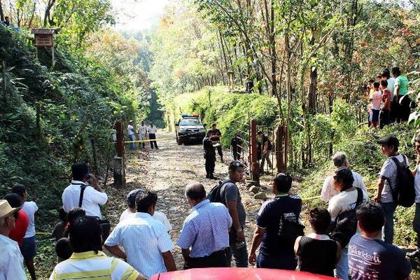 PNC acordona el lugar donde murió el agente de seguridad. (Foto Prensa Libre: Rolando Miranda)<br _mce_bogus="1"/>