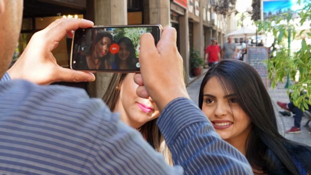 Las venezolanas le dan dado un aire a los café con piernas. Los chilenos dicen que "están como locos".