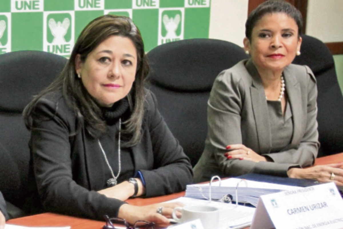 Carmen urízar y Silvia Navarro acudieron ayer al Congreso. (Foto Prensa Libre: Esbin Garcia)