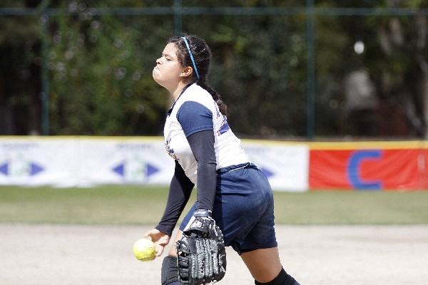 Joseline Monge, de la Usac, fue la pícher ganadora. (Foto Prensa Libre: Jesús Cuque)