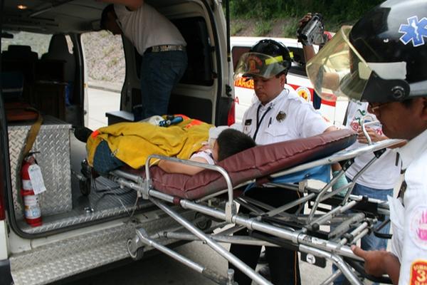 Socorristas trasladan a uno de los niños que resultó herido, por el ataque que perpetró un sujeto en una residencia en San Lucas Sacatepéquez. (Foto Prensa Libre: Miguel López)<br _mce_bogus="1"/>