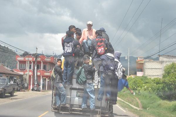 Microbús cargado con una exagerada cantidad de  personas en  San Isidro Chamac, de San Pedro Sacatepéquez.