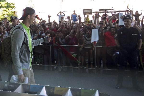 El jugador de la selección portuguesa Cristiano Ronaldo aclamado por los aficionados tras la llegada de su equipo al aeropuerto de Lisboa, Portugal. (Foto Prensa Libre: EFE)