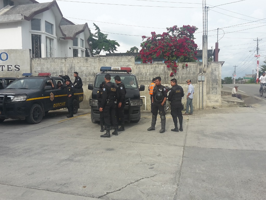 Agentes de la PNC resguardan el centro educativo donde se encuentran los retenidos. (Foto Prensa Libre: Óscar Figueroa).