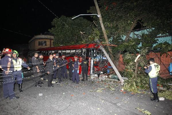 El chofer colisionó con postes,  lo cual dejó sin servicio eléctrico cinco cuadras del sector.