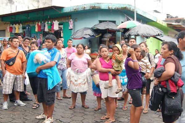 Un grupo de comerciantes increpó a los agentes de la PNC, diciendo que la rifa era legal y que sí se entregaban los premios (Foto Prensa Libre: A. Coyoy)