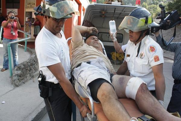 Uno de los excursionistas resultó herido, luego de un ataque perpetrado por delincuentes, en el volcán de Agua, en Sacatepéquez. (Foto Prensa Libre: Miguel López)