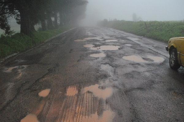 La ruta entre San Lorenzo y la cabecera de San Marcos se halla en mal estado. (Foto Prensa Libre: Aroldo Marroquín) <br _mce_bogus="1"/>