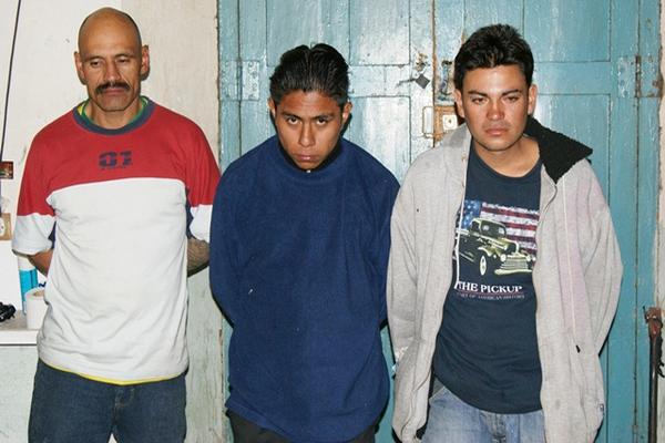 Los tres hombres detenidos en Quetzaltenango, cuando asaltaban a una pareja. (Foto Prensa Libre: Carlos Ventura)<br _mce_bogus="1"/>