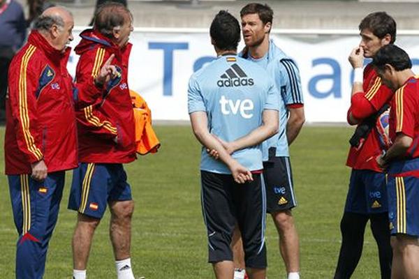 El volante de la selección española, Xabi Alonso, considera que Francia e Inglaterra son dos rivales a considerar como finalistas para la Euro 2012. (Foto Prensa Libre: EFE)