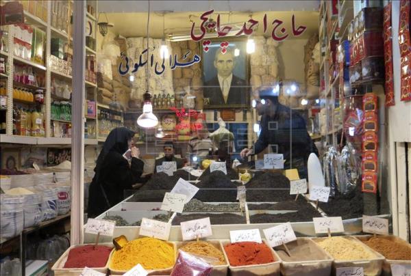 Tienda en el Gran Bazar de la ciudad iraní de Tabriz. (Foto Prensa Libre: EFE)