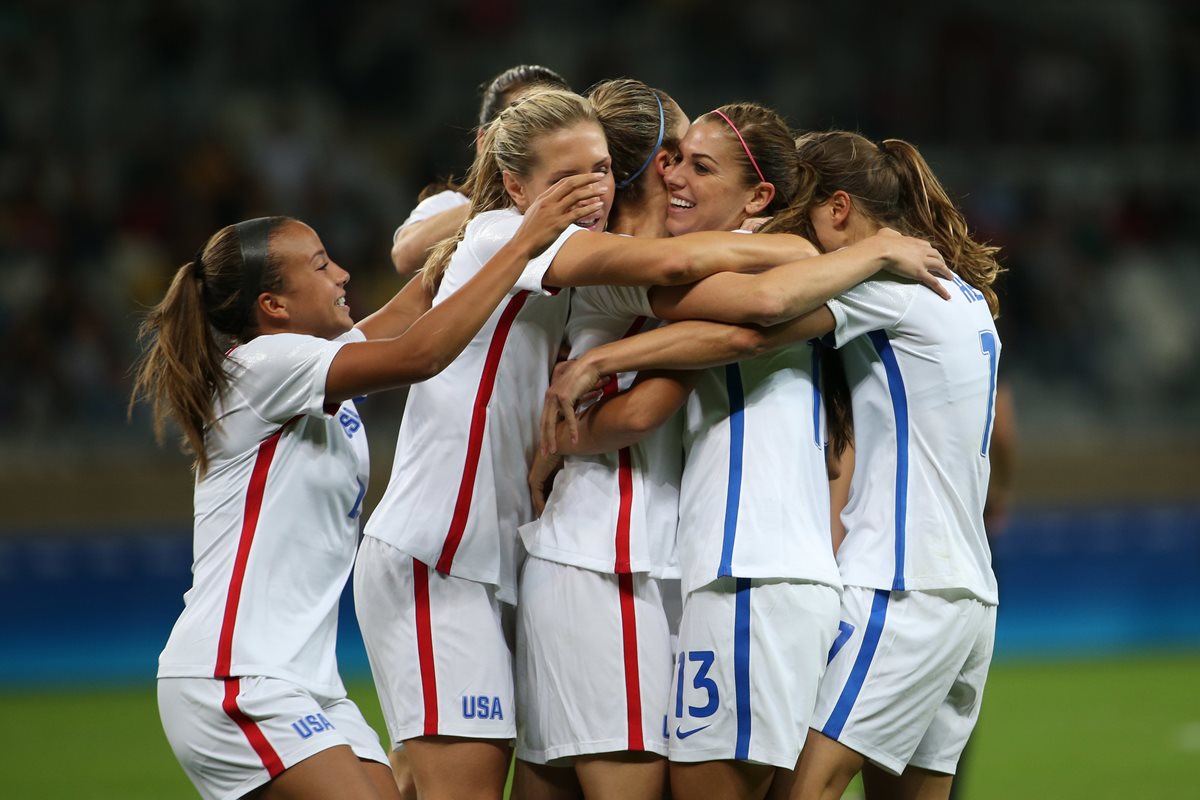 Las jugadoras de Estados Unidos felicitan a Alex Morgan Luego de su anotación. (Foto Prensa Libre: AP)